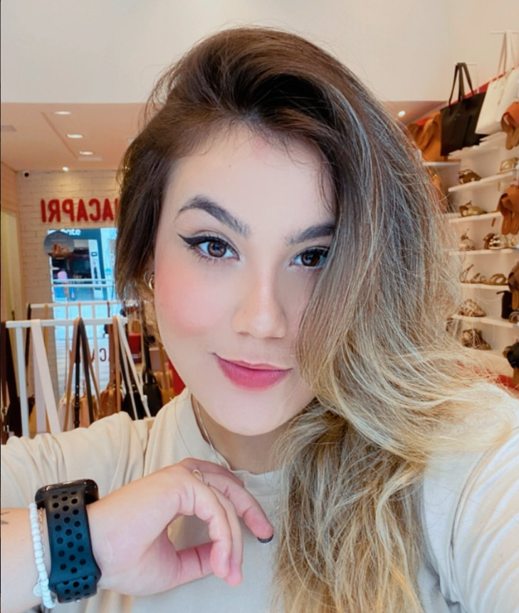 Amanda em um ambiente interno